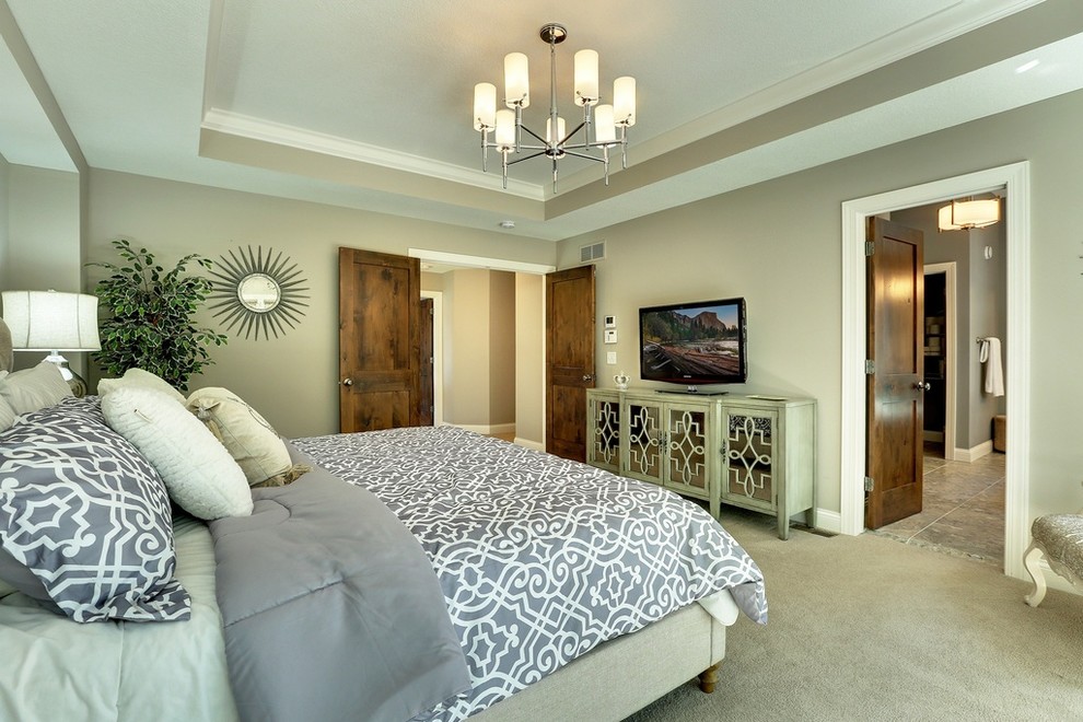 На фото: большая хозяйская спальня в стиле неоклассика (современная классика) с серыми стенами и ковровым покрытием с