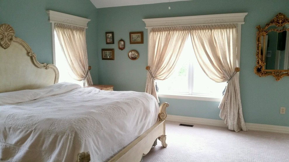 Идея дизайна: хозяйская спальня среднего размера в викторианском стиле с синими стенами, ковровым покрытием и бежевым полом