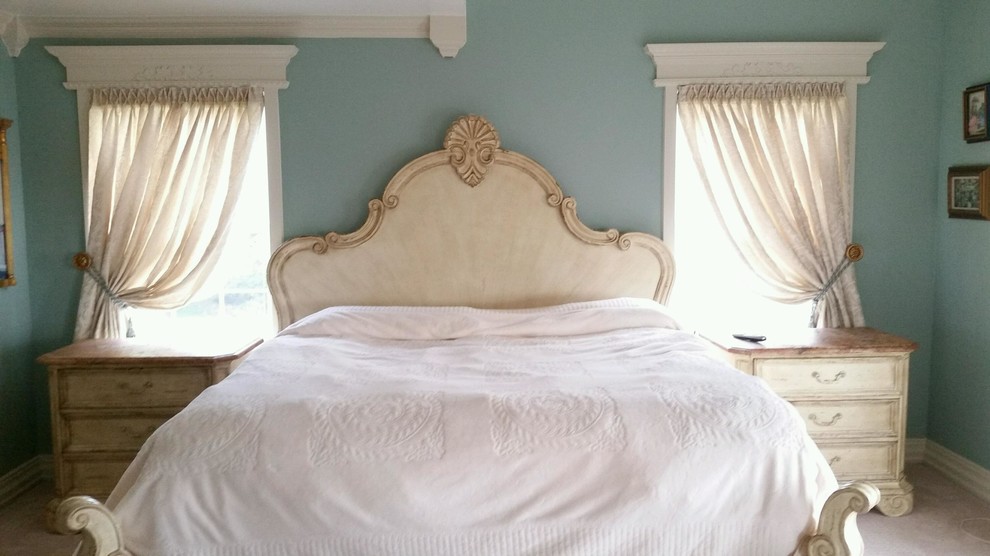 На фото: хозяйская спальня среднего размера в викторианском стиле с синими стенами, ковровым покрытием и бежевым полом