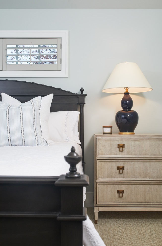 На фото: большая хозяйская спальня в стиле неоклассика (современная классика) с синими стенами, ковровым покрытием и бежевым полом