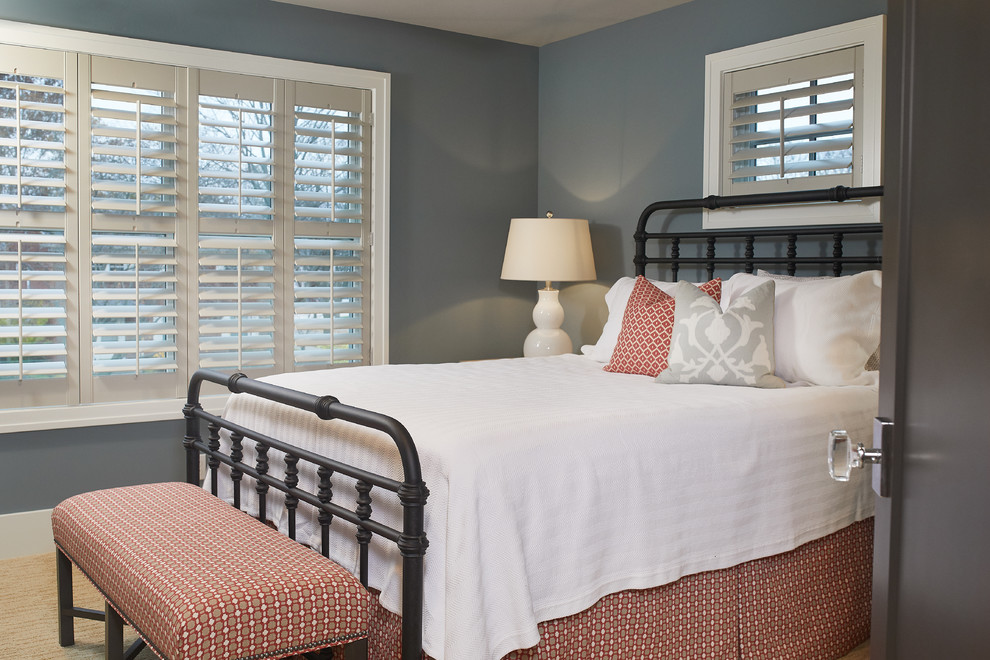 Foto di una camera da letto classica con pareti blu, moquette e pavimento beige