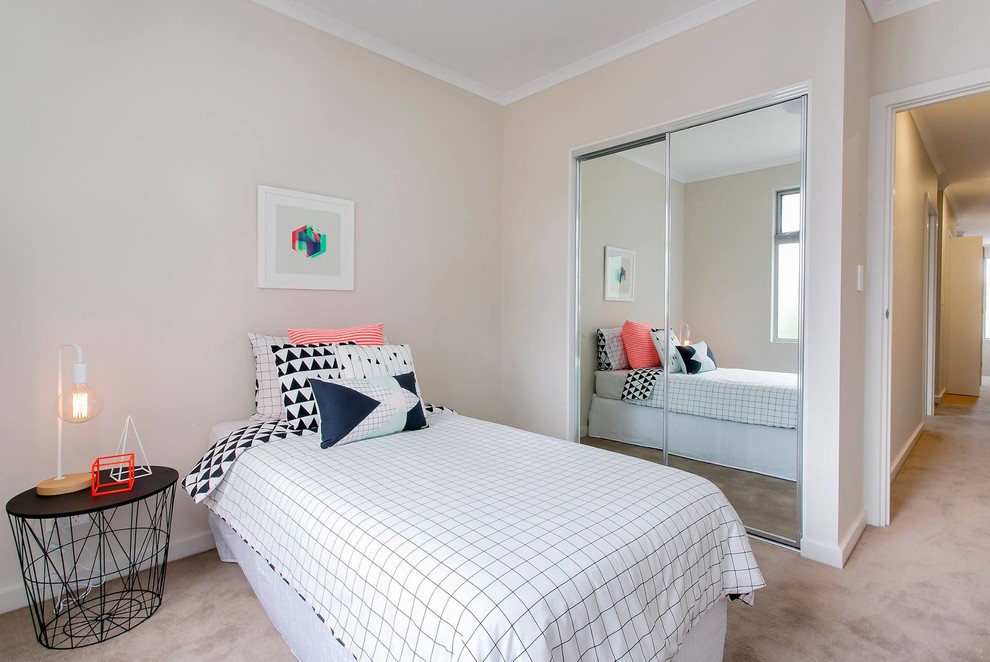 Modelo de habitación de invitados contemporánea pequeña con paredes beige, moqueta y suelo marrón