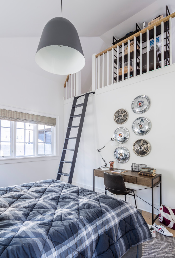 Foto di una camera da letto stile marinaro con pareti bianche, pavimento in legno massello medio, pavimento marrone e soffitto a volta