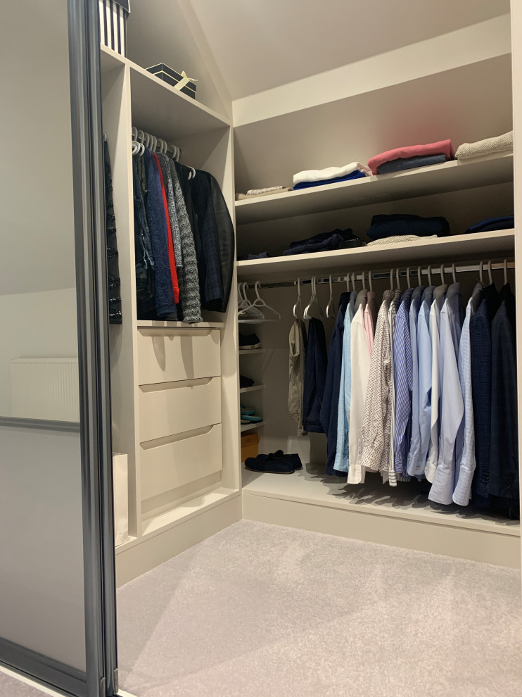 Diseño de armario y vestidor moderno pequeño con moqueta y suelo gris
