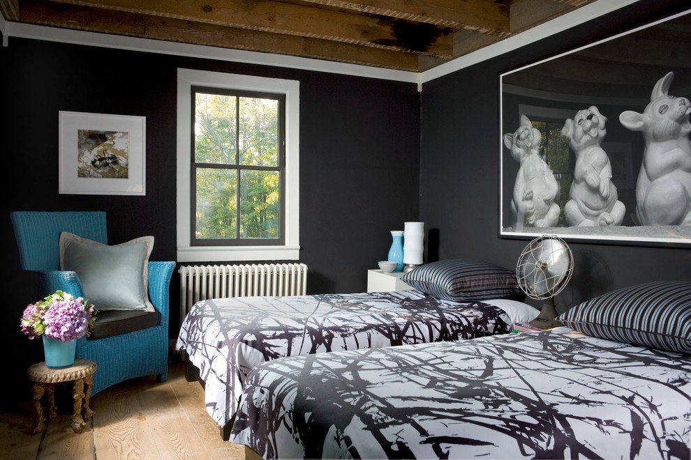 Ejemplo de habitación de invitados contemporánea, pequeña, con suelo de madera clara y paredes negras