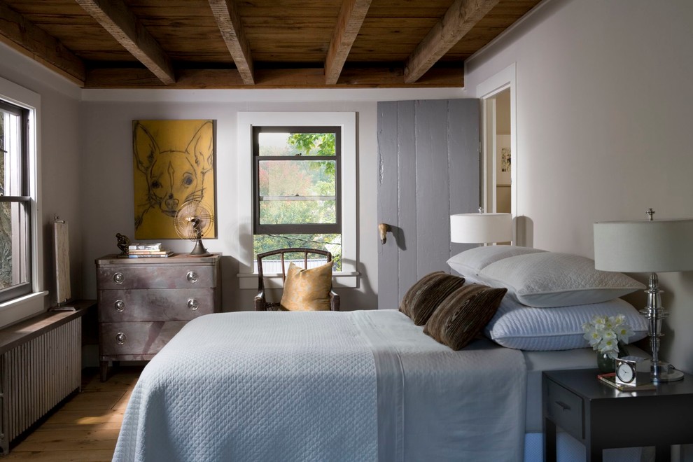Идея дизайна: маленькая хозяйская спальня в современном стиле с белыми стенами и светлым паркетным полом для на участке и в саду