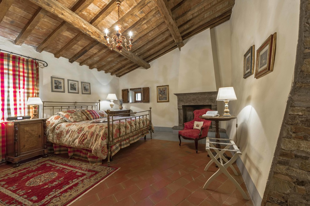 フィレンツェにある広いカントリー風のおしゃれな主寝室 (白い壁、テラコッタタイルの床、標準型暖炉、石材の暖炉まわり) のレイアウト
