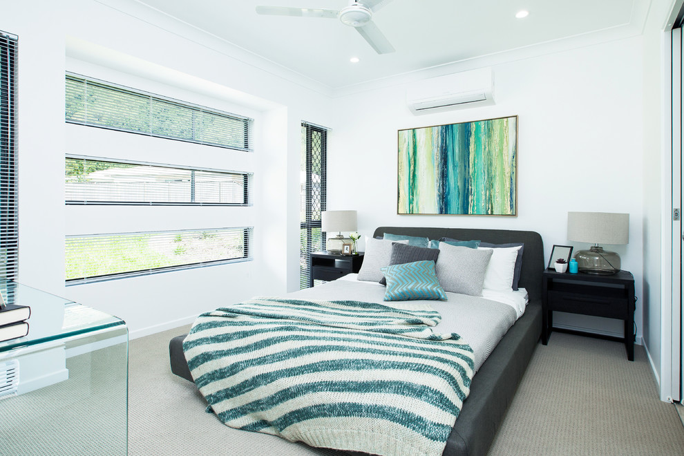 Modernes Gästezimmer ohne Kamin mit weißer Wandfarbe, Teppichboden und beigem Boden in Geelong