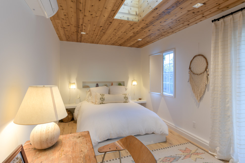 Esempio di una piccola camera da letto costiera con pareti bianche, parquet chiaro, nessun camino e pavimento beige