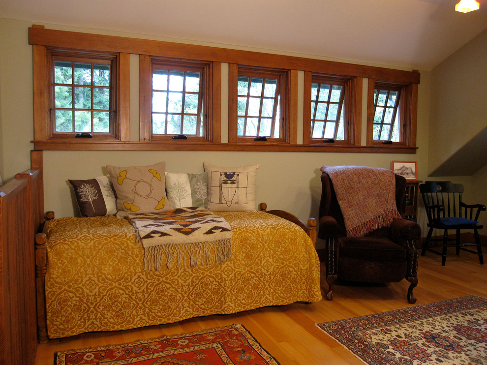 Inspiration för ett mellanstort amerikanskt sovloft, med gröna väggar, mellanmörkt trägolv och brunt golv