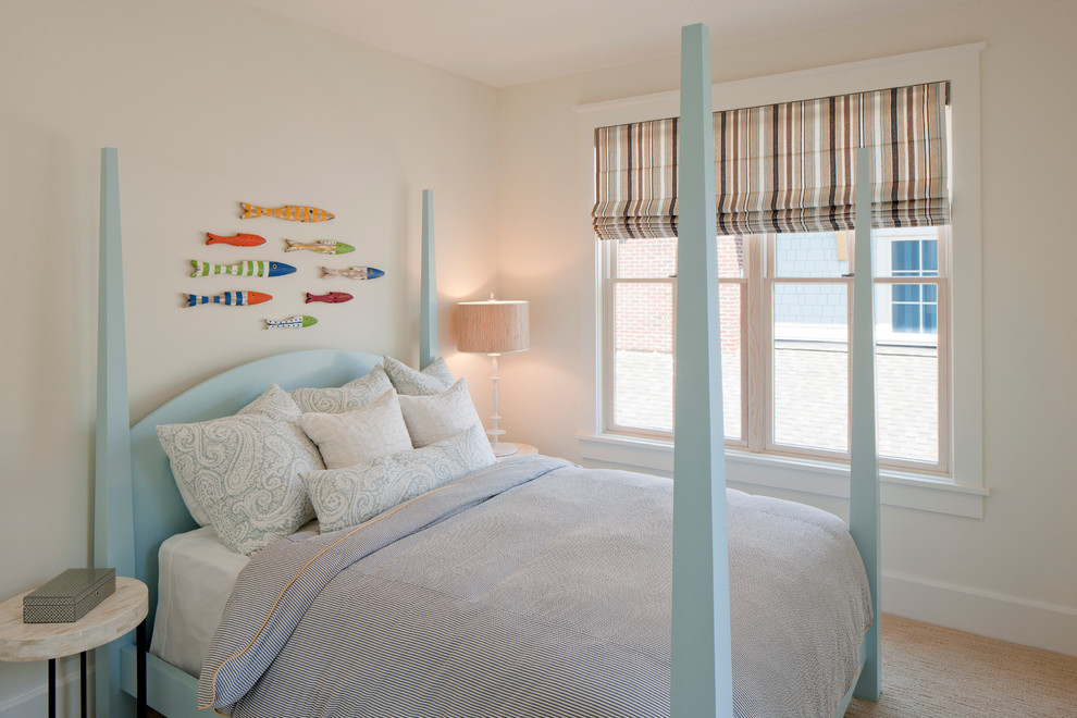 Exemple d'une chambre avec moquette bord de mer avec un mur blanc et aucune cheminée.