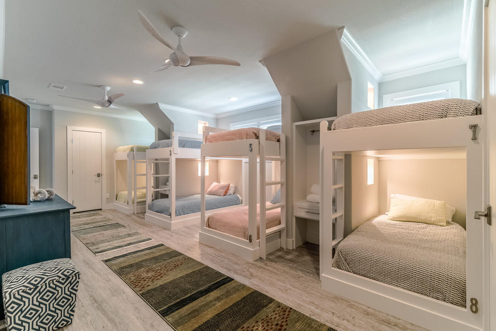 Источник вдохновения для домашнего уюта: огромная гостевая спальня (комната для гостей) в морском стиле с серыми стенами, полом из керамической плитки и бежевым полом
