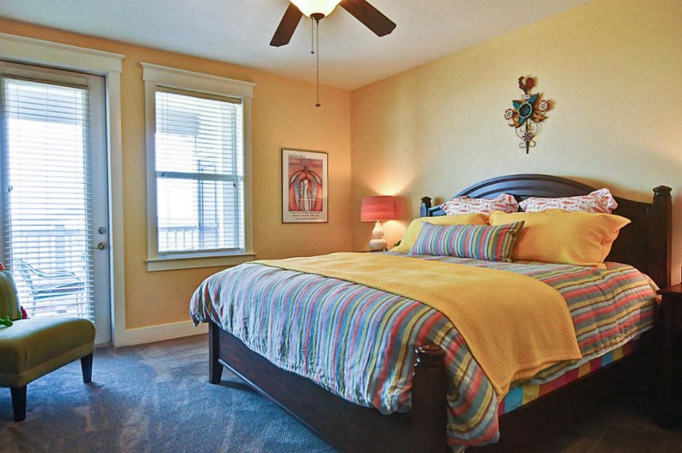 Esempio di una camera da letto stile marinaro di medie dimensioni con pareti gialle, moquette, nessun camino e pavimento beige