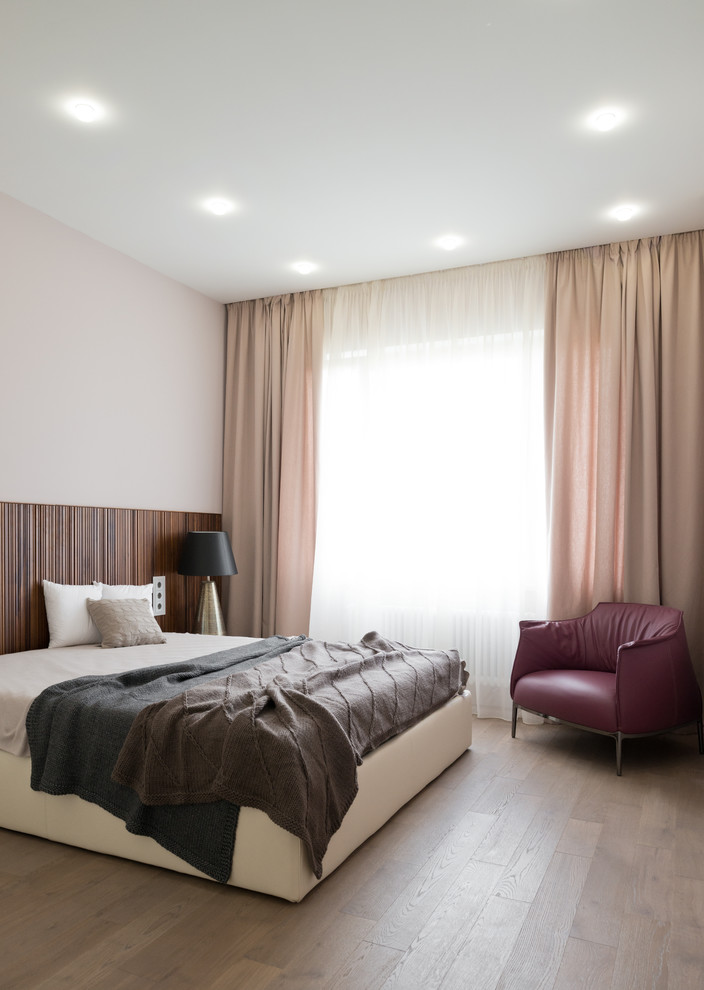 На фото: хозяйская спальня в современном стиле с белыми стенами и светлым паркетным полом