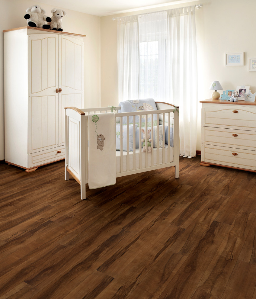 На фото: большая комната для малыша в современном стиле с полом из винила, коричневым полом и белыми стенами с