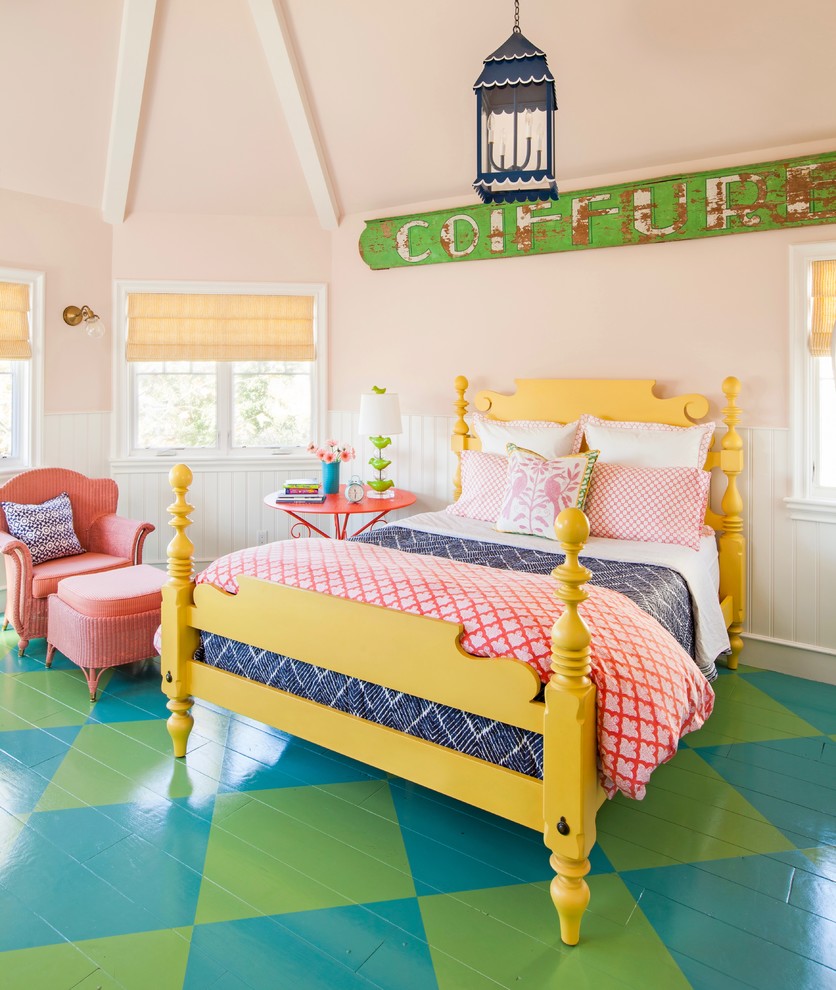 Idee per una grande camera da letto eclettica con pareti rosa, pavimento in legno verniciato e pavimento verde
