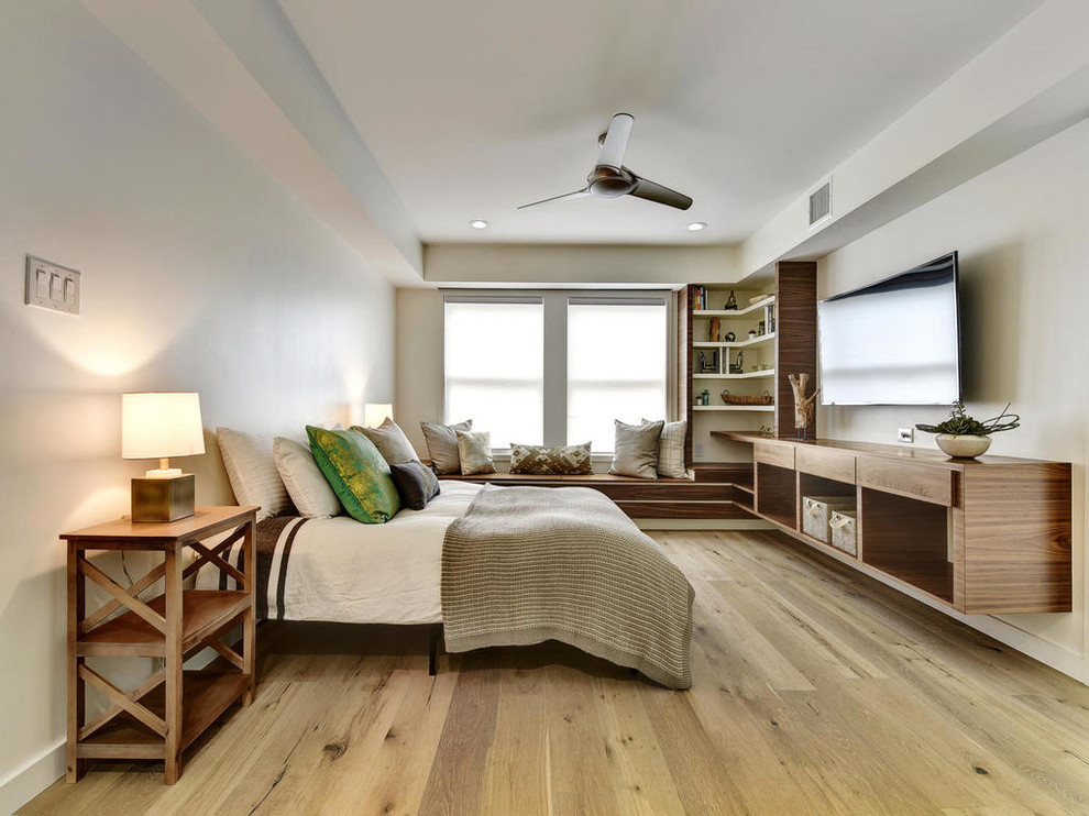 Foto de dormitorio principal moderno de tamaño medio con paredes blancas y suelo de madera clara