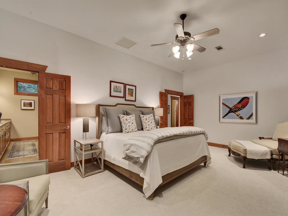 オースティンにある広いカントリー風のおしゃれな寝室 (カーペット敷き、ベージュの床) のレイアウト