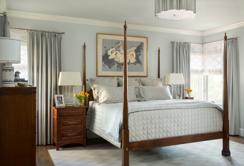 Стильный дизайн: хозяйская спальня в классическом стиле с темным паркетным полом и серыми стенами без камина - последний тренд