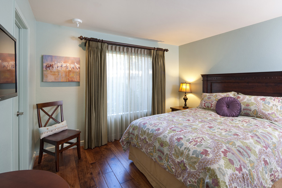 На фото: гостевая спальня (комната для гостей) в классическом стиле с синими стенами и паркетным полом среднего тона