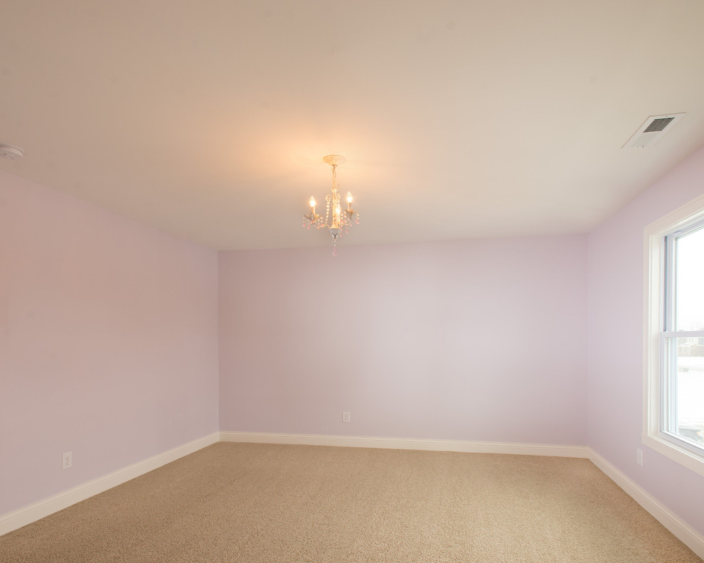 Cette image montre une grande chambre traditionnelle avec un mur violet et aucune cheminée.
