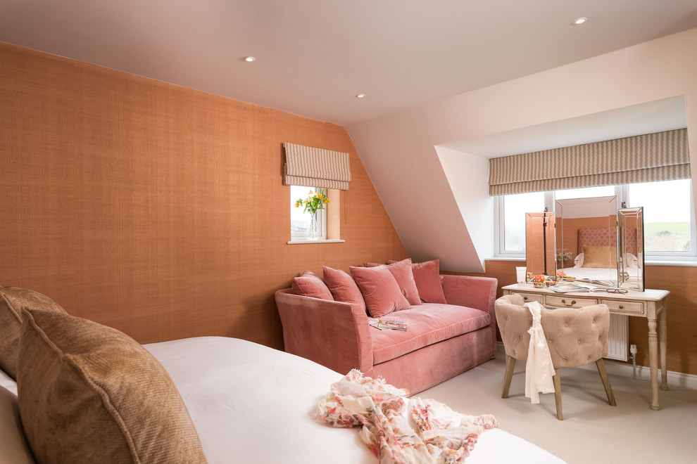 Стильный дизайн: спальня в стиле неоклассика (современная классика) с оранжевыми стенами и бежевым полом без камина - последний тренд