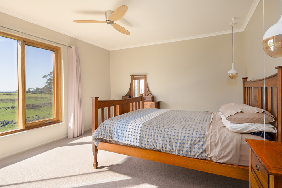 Ejemplo de dormitorio principal actual grande con moqueta, paredes beige y suelo beige