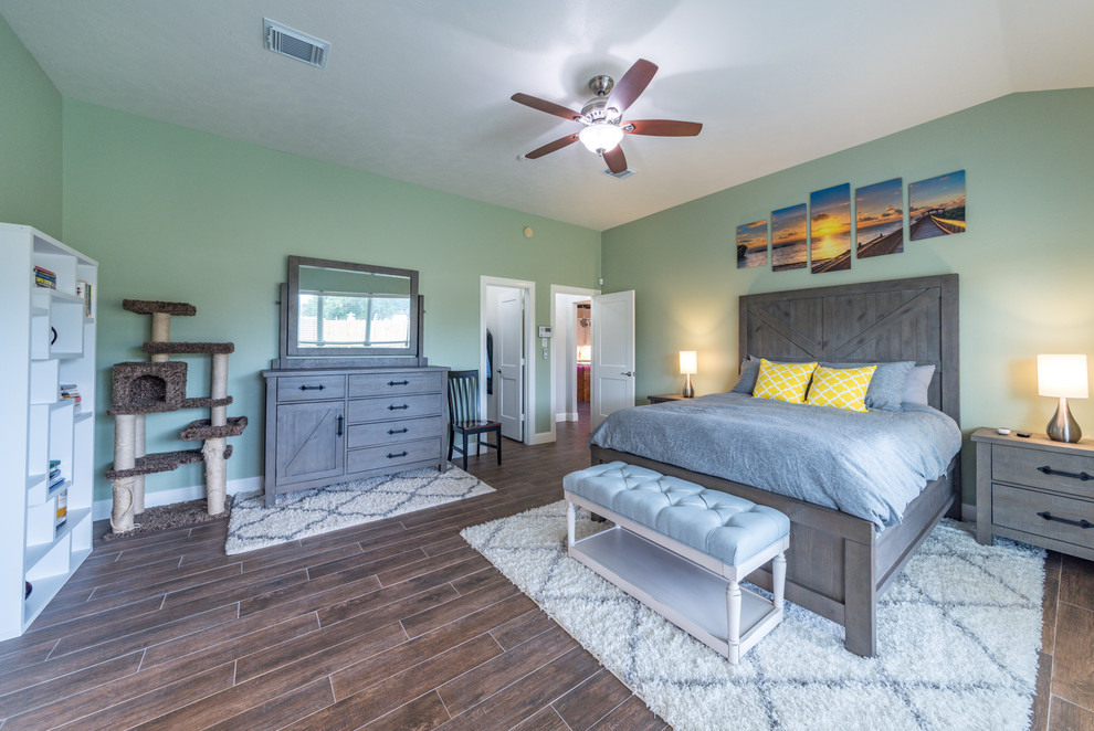 Foto de dormitorio principal tradicional renovado grande con paredes verdes, suelo de baldosas de porcelana y suelo gris