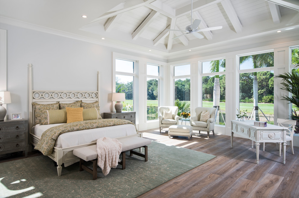 マイアミにあるトラディショナルスタイルのおしゃれな主寝室 (白い壁、無垢フローリング、暖炉なし)