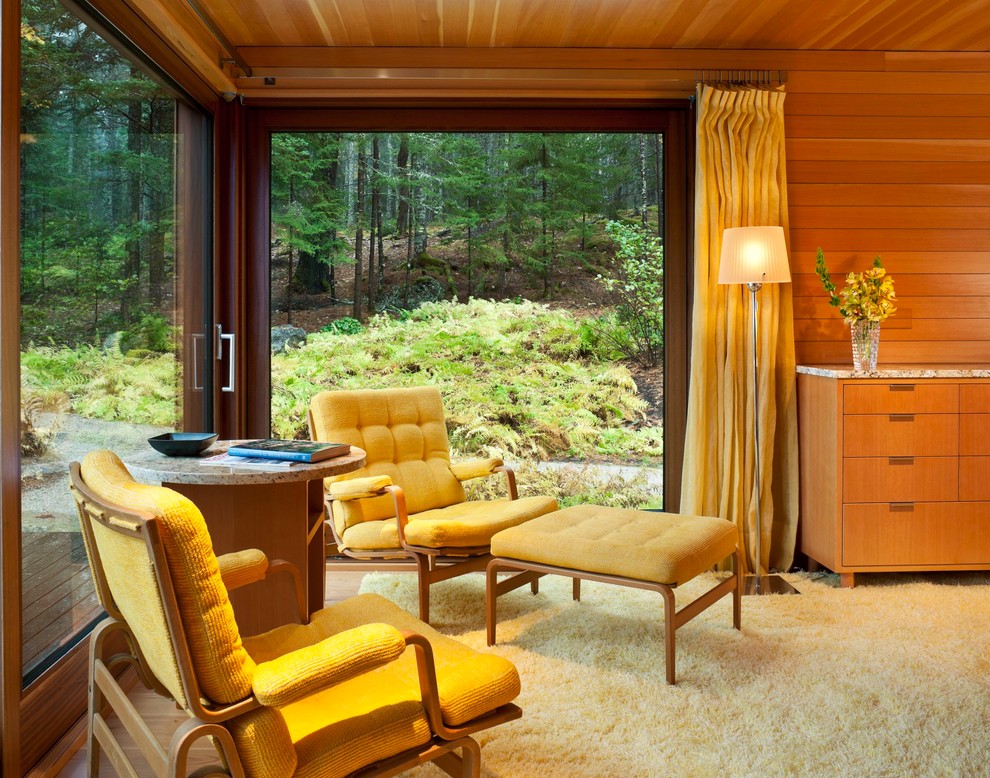 Modernes Schlafzimmer mit braunem Holzboden in Portland Maine