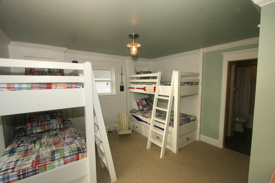 На фото: гостевая спальня среднего размера, (комната для гостей) в морском стиле с белыми стенами и ковровым покрытием без камина с
