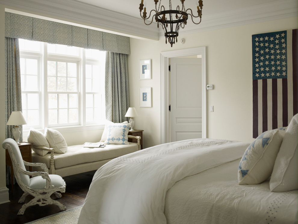 Imagen de habitación de invitados clásica grande con paredes beige y suelo de madera oscura