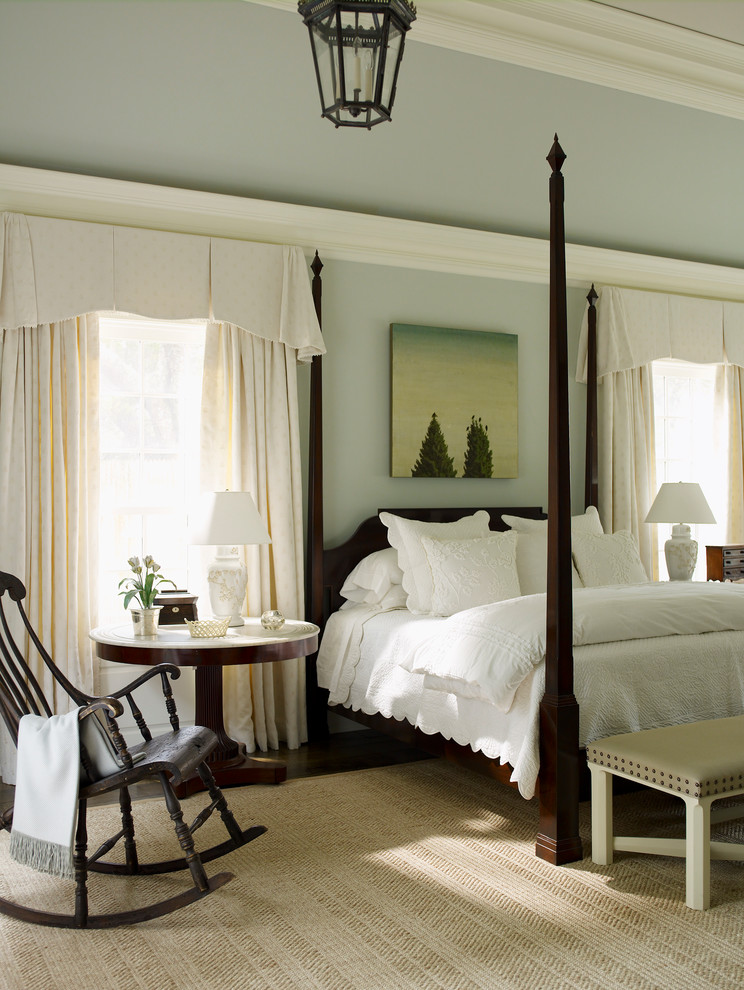 ブリッジポートにある広いトラディショナルスタイルのおしゃれな主寝室 (濃色無垢フローリング、青い壁、照明)