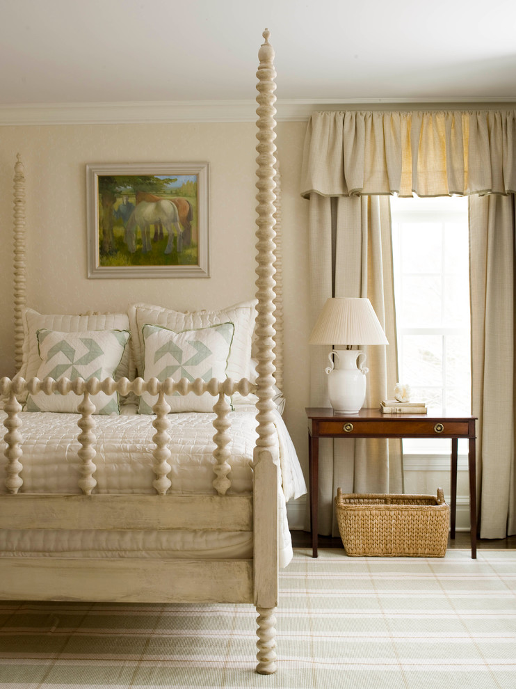 Cette image montre une grande chambre traditionnelle avec parquet foncé et un mur beige.