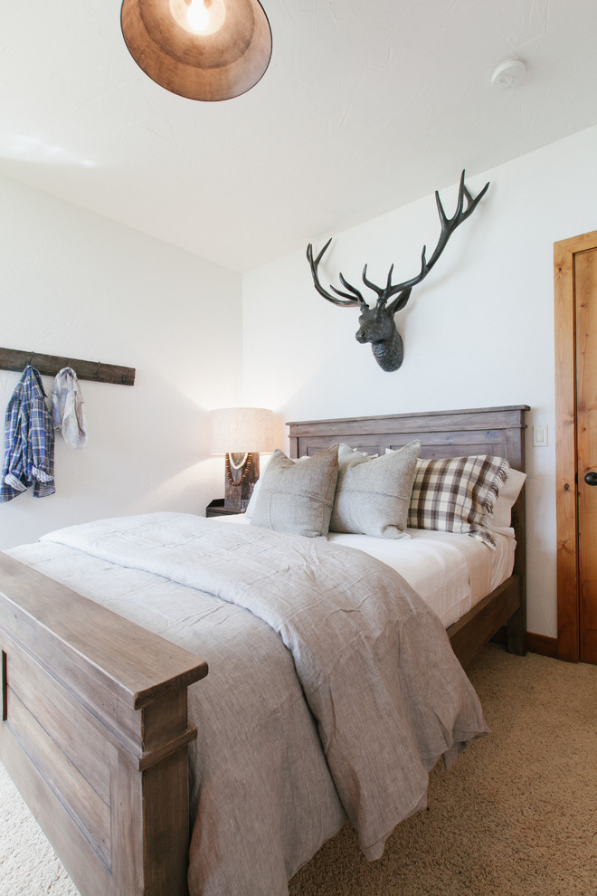 На фото: гостевая спальня (комната для гостей) в стиле рустика с белыми стенами и ковровым покрытием с
