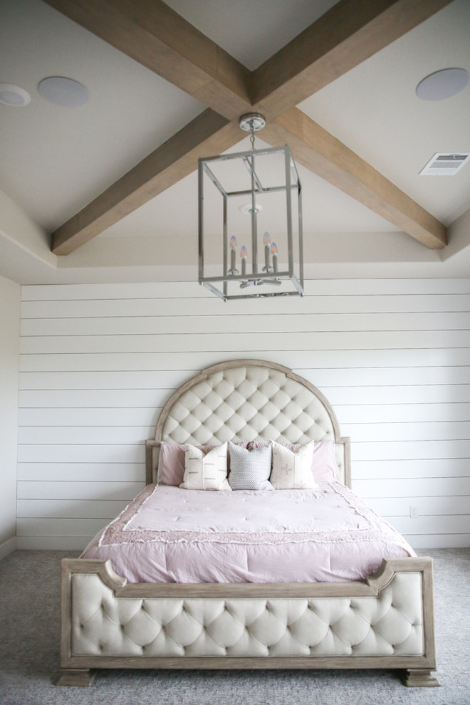 Идея дизайна: большая хозяйская спальня в стиле кантри с белыми стенами, ковровым покрытием и серым полом без камина