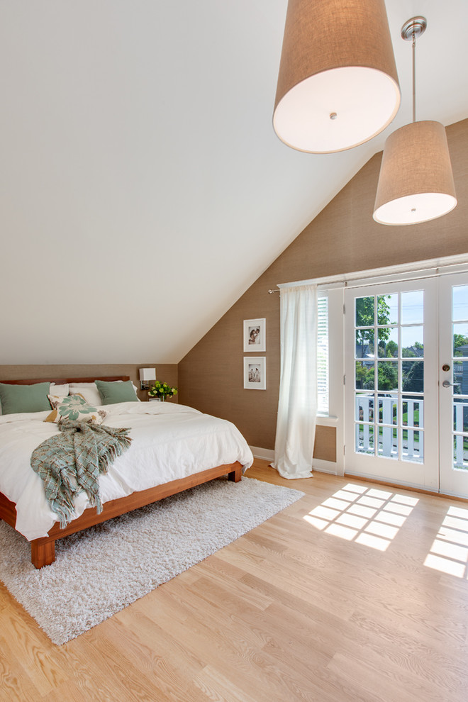 Exemple d'une grande chambre parentale grise et rose chic avec un mur marron, parquet clair et aucune cheminée.