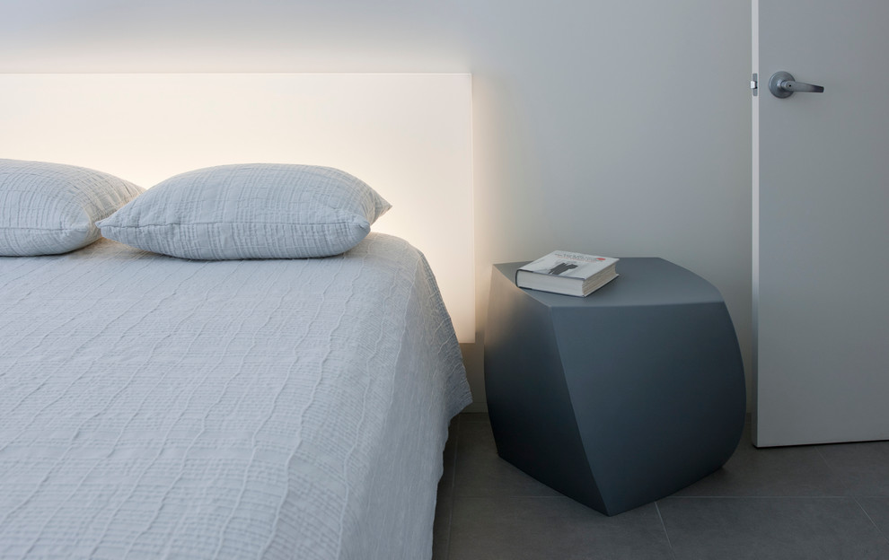 Imagen de dormitorio contemporáneo con paredes blancas y suelo de baldosas de cerámica
