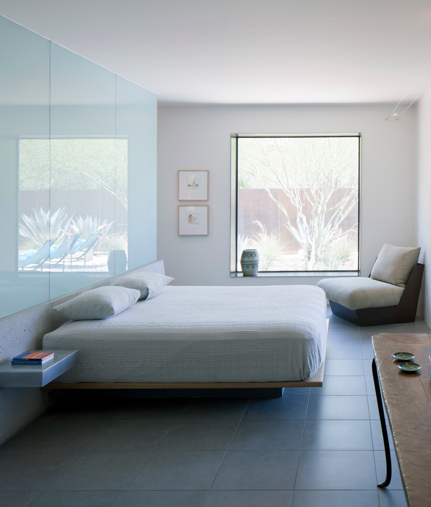 Modernes Schlafzimmer mit weißer Wandfarbe und Keramikboden in Phoenix