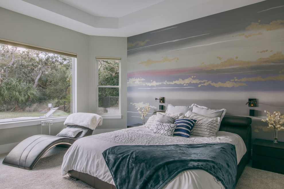 На фото: большая хозяйская спальня в современном стиле с ковровым покрытием, серым полом и разноцветными стенами