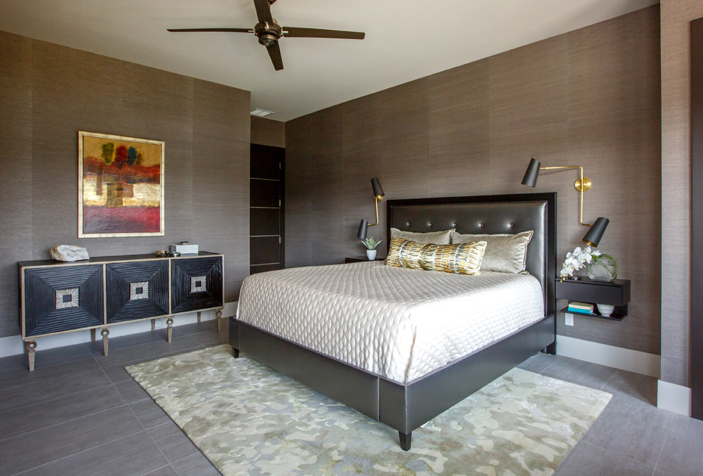 Ispirazione per una camera da letto contemporanea di medie dimensioni con pavimento in gres porcellanato e pavimento grigio