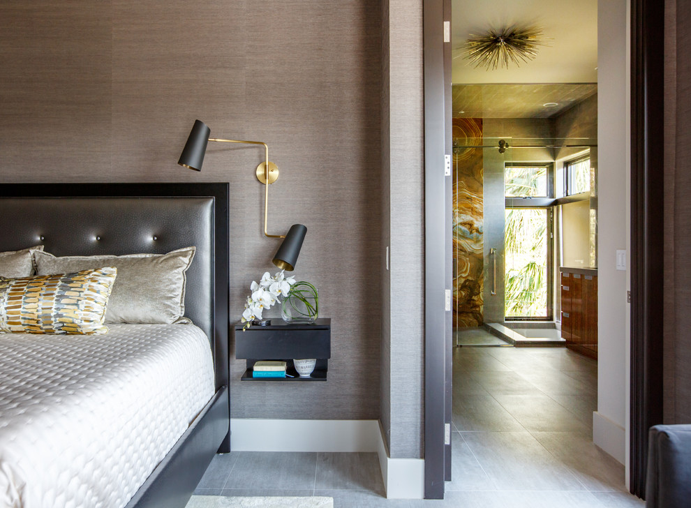 Идея дизайна: спальня среднего размера в современном стиле с полом из керамогранита и серым полом