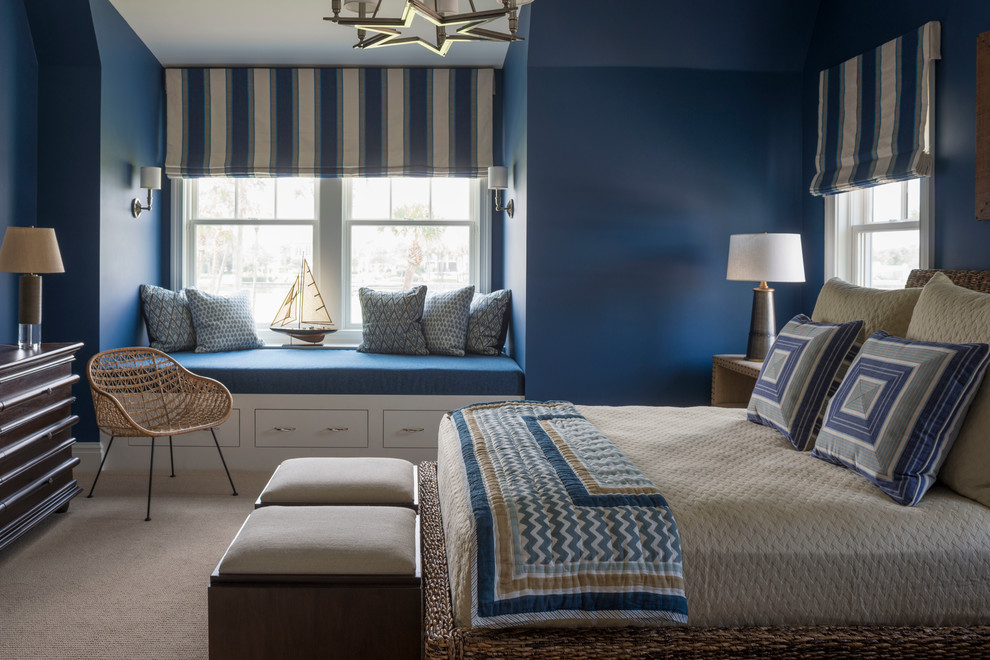 ジャクソンビルにある広いトラディショナルスタイルのおしゃれな客用寝室 (青い壁、カーペット敷き) のレイアウト