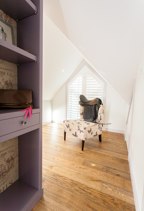 Kleines Landhaus Schlafzimmer ohne Kamin, im Loft-Style mit weißer Wandfarbe und hellem Holzboden in Vancouver