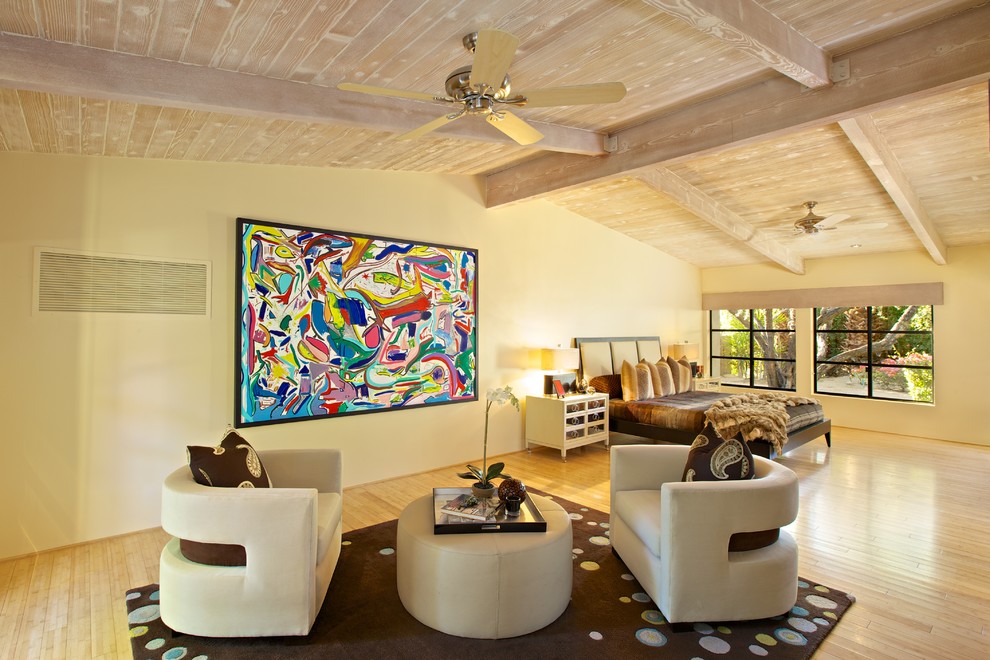 Geräumiges Modernes Hauptschlafzimmer mit beiger Wandfarbe, braunem Holzboden und gelbem Boden in Los Angeles