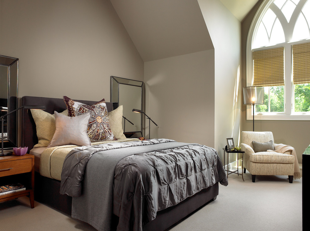 Idées déco pour une chambre avec moquette contemporaine avec un mur beige et un sol gris.