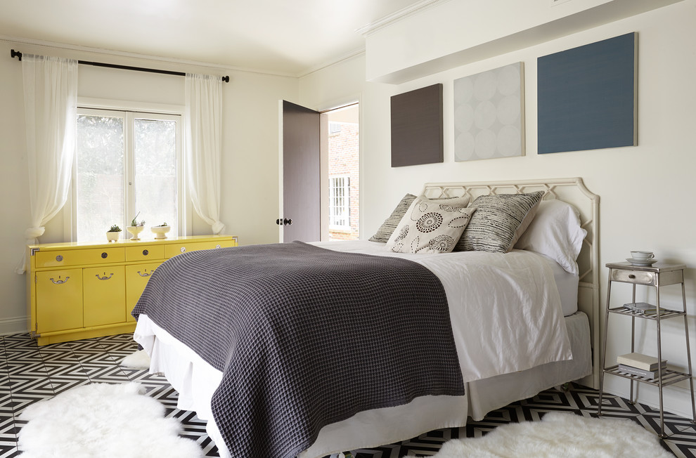 На фото: гостевая спальня (комната для гостей) в стиле неоклассика (современная классика) с белыми стенами и разноцветным полом с