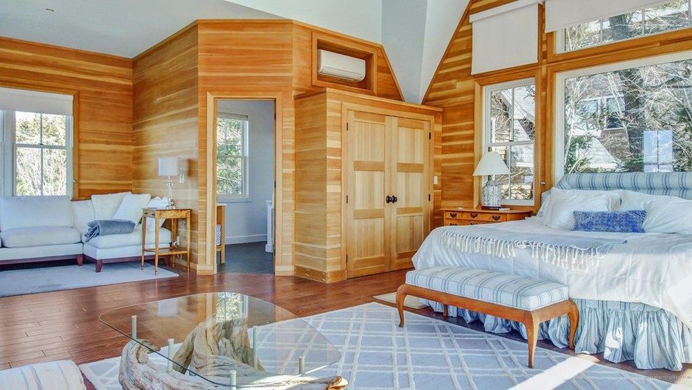 Kleines Uriges Gästezimmer ohne Kamin mit brauner Wandfarbe, Sperrholzboden und braunem Boden in Portland Maine