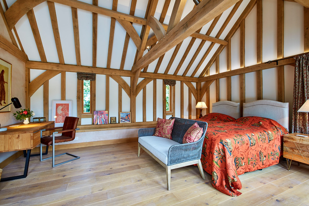 Esempio di una grande camera degli ospiti stile rurale con pareti bianche, pavimento in legno massello medio e pavimento beige