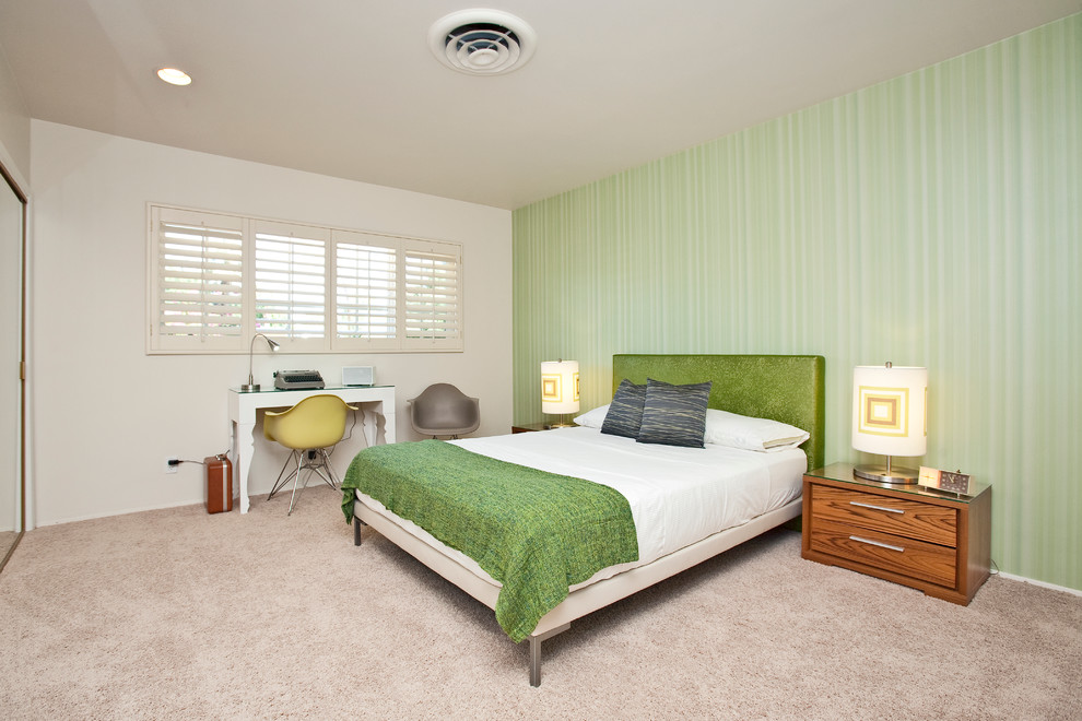 Idee per una camera da letto design con pareti verdi e moquette